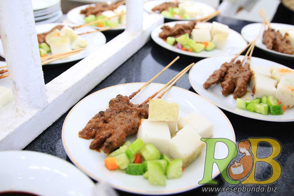 Sate ayam + Lontong